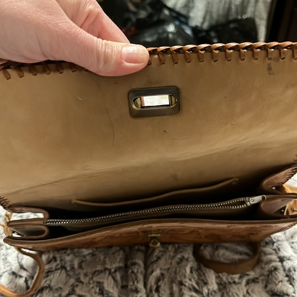 Lovely vintage hand tooled leather shoulder bag. - Picture 7 of 9